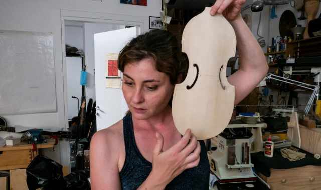 Viole, violini e violoncelli fatti a mano: la storia e i segreti dei due maestri liutai di Bari